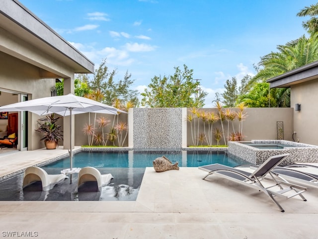 view of pool featuring an in ground hot tub