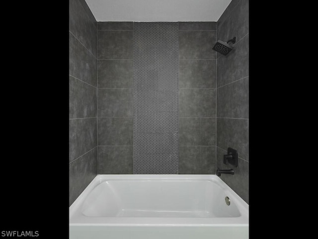 bathroom with tiled shower / bath