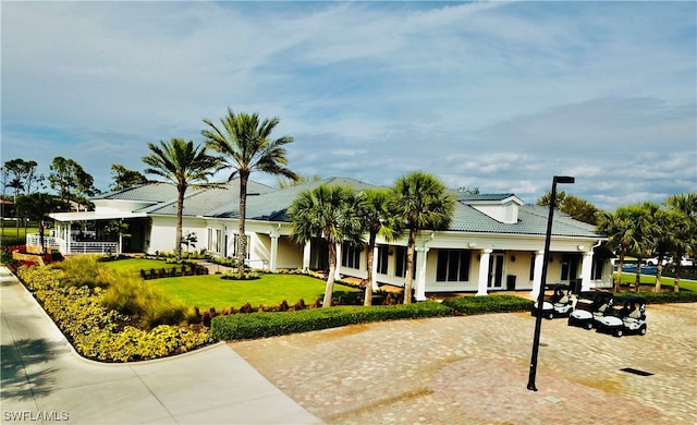 view of front facade with a front yard