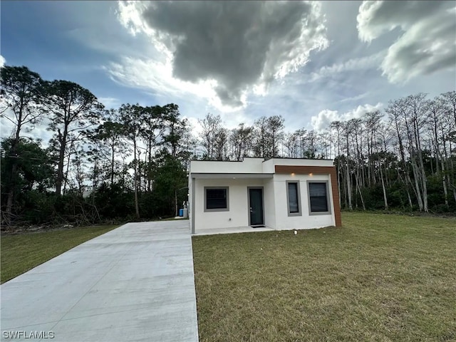 modern home featuring a front lawn