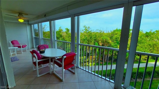 sunroom with ceiling fan