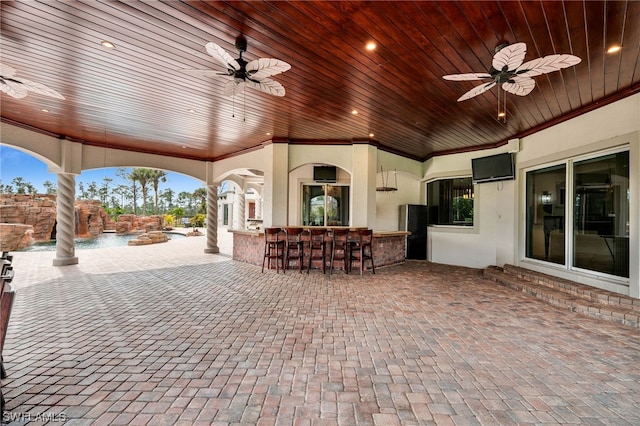 view of terrace with ceiling fan