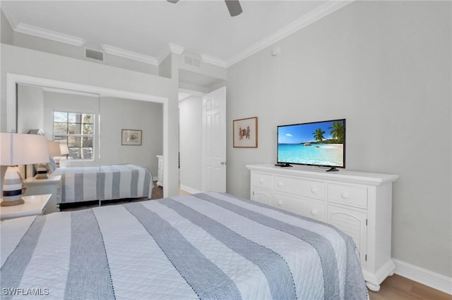 bedroom featuring ceiling fan, crown molding, and light hardwood / wood-style flooring