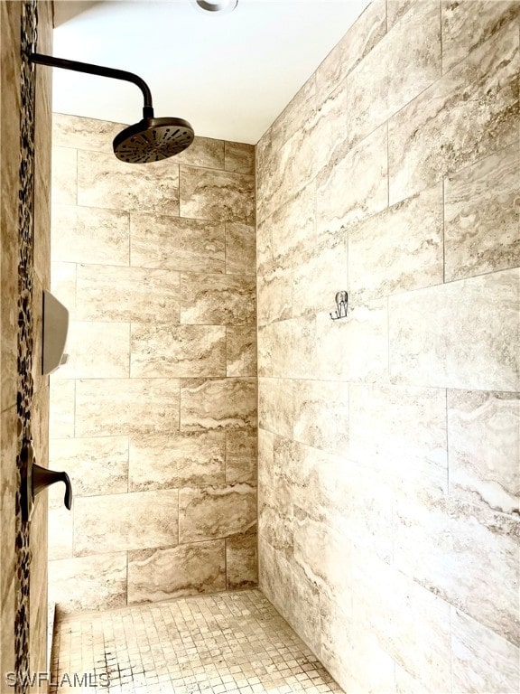 bathroom featuring a tile shower