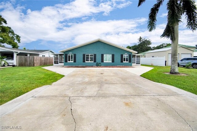 ranch-style home featuring a front lawn