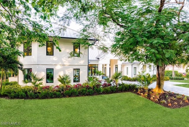 view of front facade featuring a front yard and stucco siding