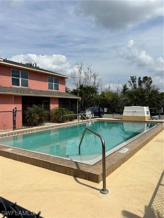 view of swimming pool