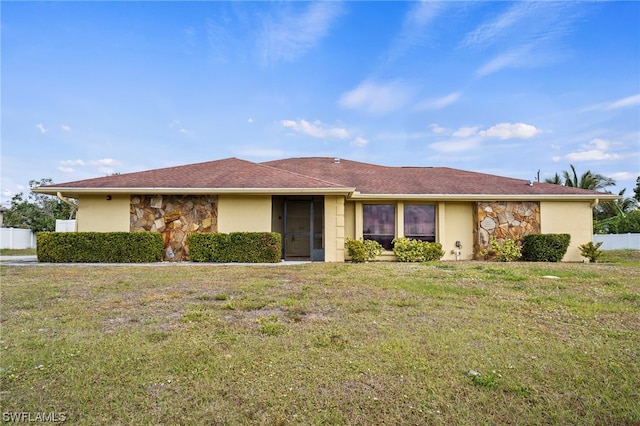 ranch-style house featuring a front lawn