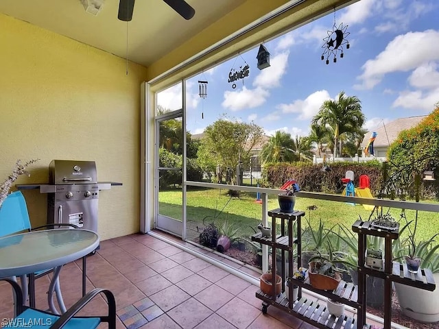 sunroom with ceiling fan