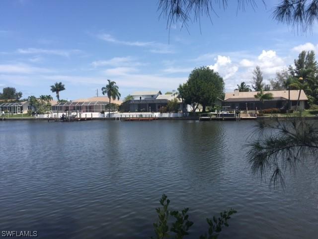 Listing photo 2 for 724 SW 32nd Ct, Cape Coral FL 33991