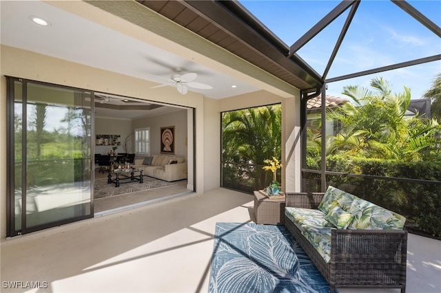 sunroom with ceiling fan