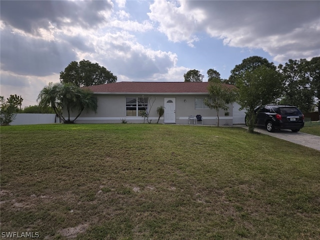 ranch-style home featuring a front lawn