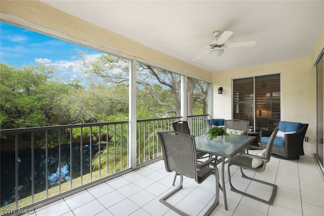 sunroom with ceiling fan