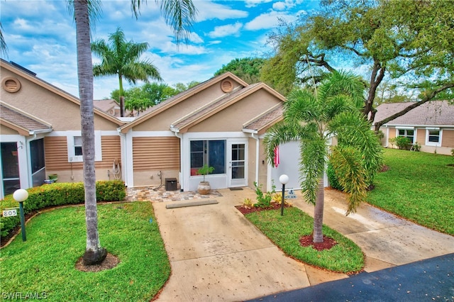 view of front of home featuring a front yard