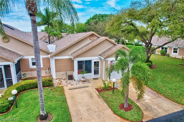 view of front of house featuring a front lawn