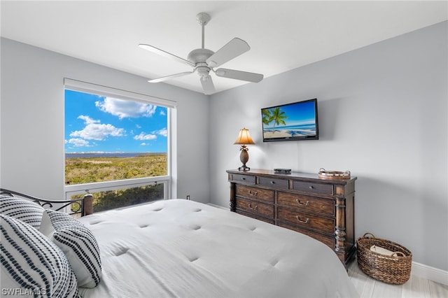 bedroom featuring ceiling fan