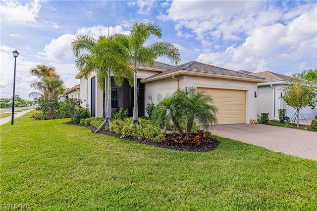 view of front of house featuring a front lawn and a garage