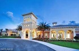 view of front of property featuring a front lawn