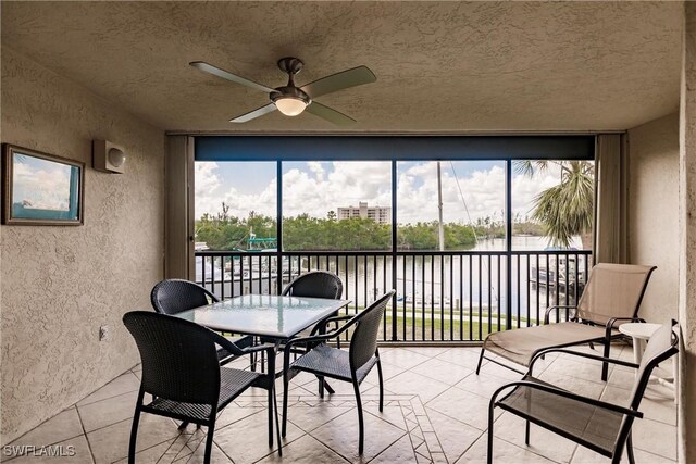 sunroom with ceiling fan