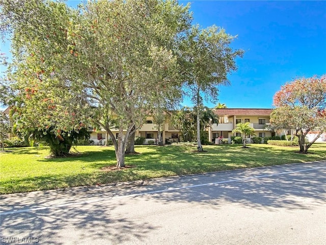 view of front of house featuring a front yard