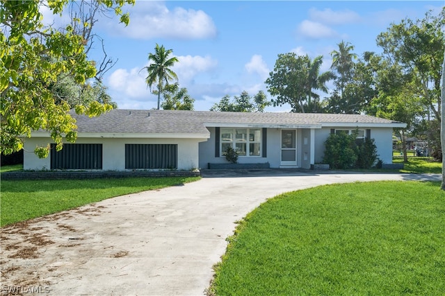 ranch-style home featuring a front lawn