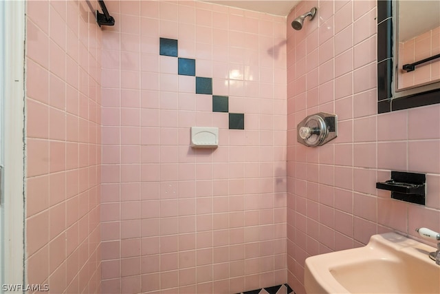 bathroom featuring sink