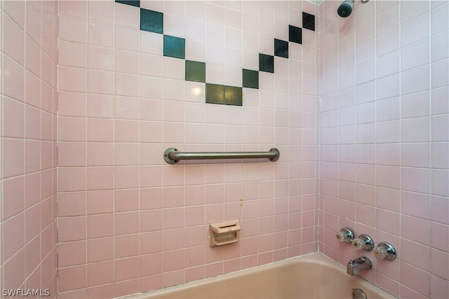 bathroom featuring tiled shower / bath