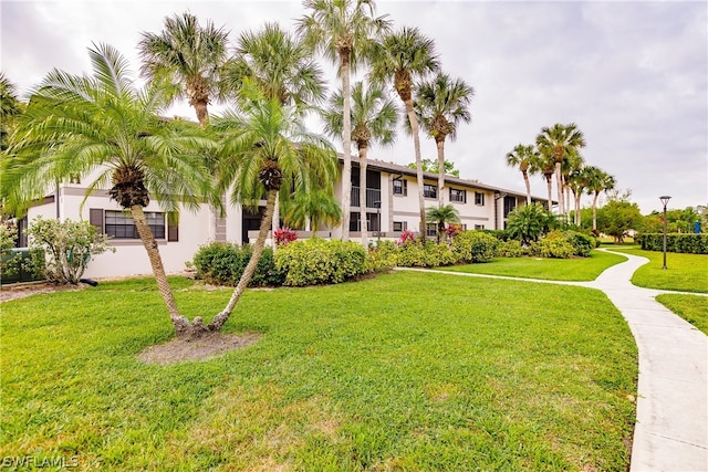 view of front of property featuring a front yard