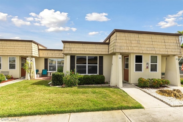 view of front of house featuring a front yard