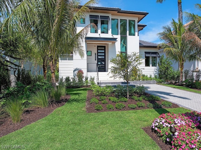 view of front of property featuring a front yard