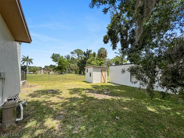 view of yard with a storage shed