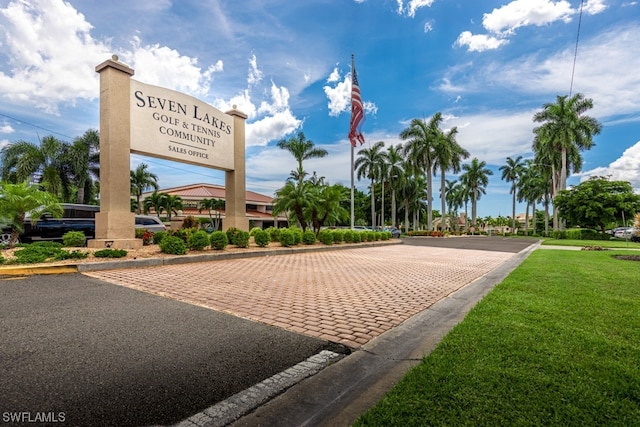 community sign featuring a yard