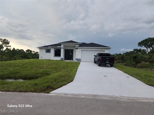 view of front facade featuring a garage and a front yard