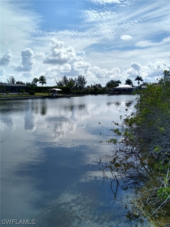 Listing photo 2 for 4221 NW 20th Ter, Cape Coral FL 33993