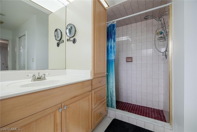 bathroom featuring a shower with shower curtain and vanity