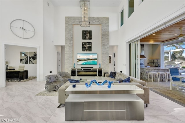 living room with a high ceiling and an inviting chandelier