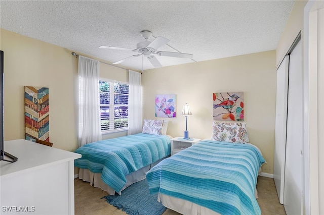 bedroom featuring ceiling fan, a textured ceiling, and a closet