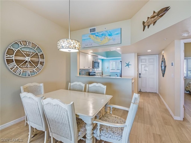 dining area with visible vents, plenty of natural light, light wood-style flooring, and baseboards