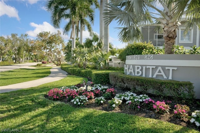 community / neighborhood sign featuring a lawn