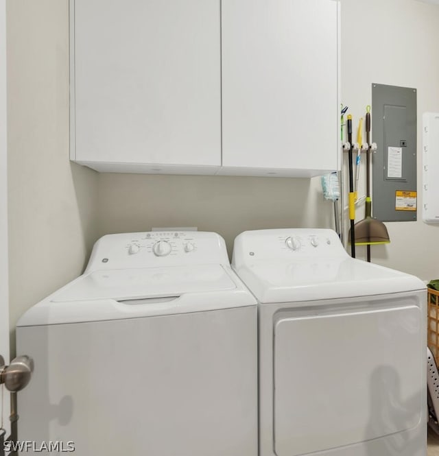 washroom featuring cabinets and washing machine and clothes dryer