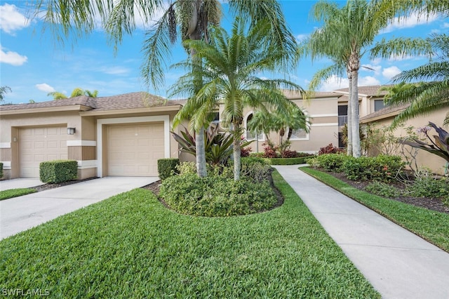 view of front of house featuring a front lawn and a garage