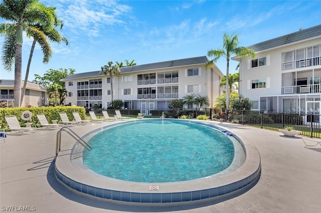 view of swimming pool