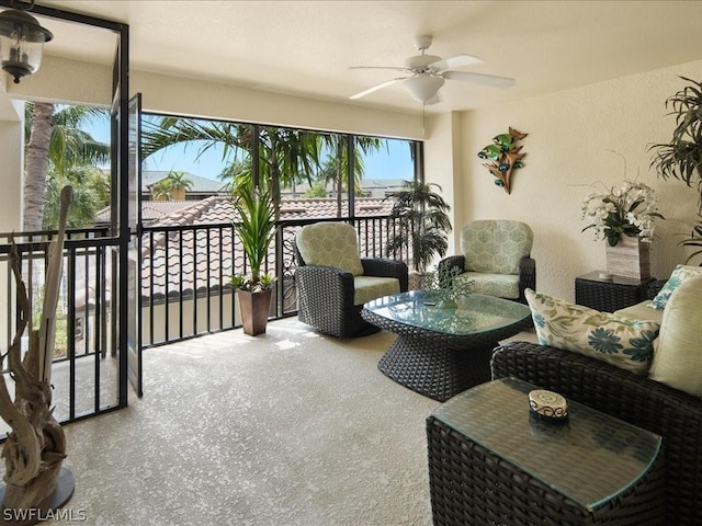 sunroom with ceiling fan