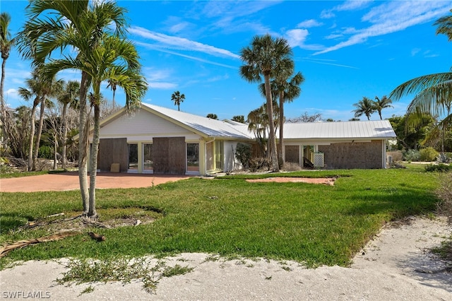 view of front of home featuring a front lawn