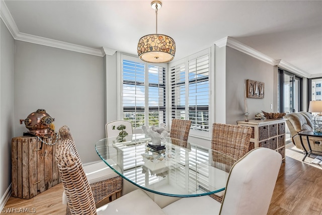 dining space featuring light hardwood / wood-style floors and ornamental molding