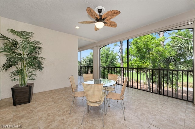 sunroom with ceiling fan