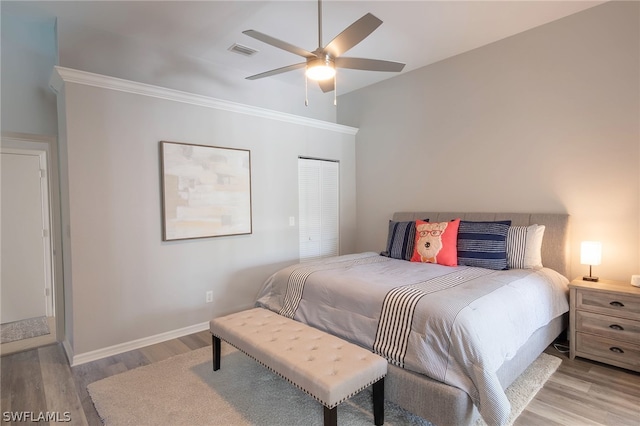 bedroom with light hardwood / wood-style floors, a closet, and ceiling fan