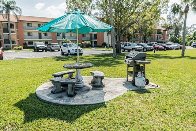 view of home's community featuring a yard