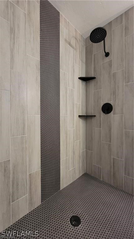 bathroom featuring tiled shower