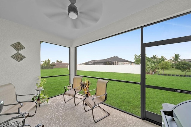 sunroom with ceiling fan